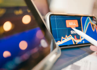 Trader działający na wielu rynkach i analizujący opcje Bitcoin, Ethereum oraz forex